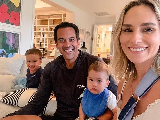 当世名帅真人赢！在自家拉拉队找对象 娶到小19岁的娇妻