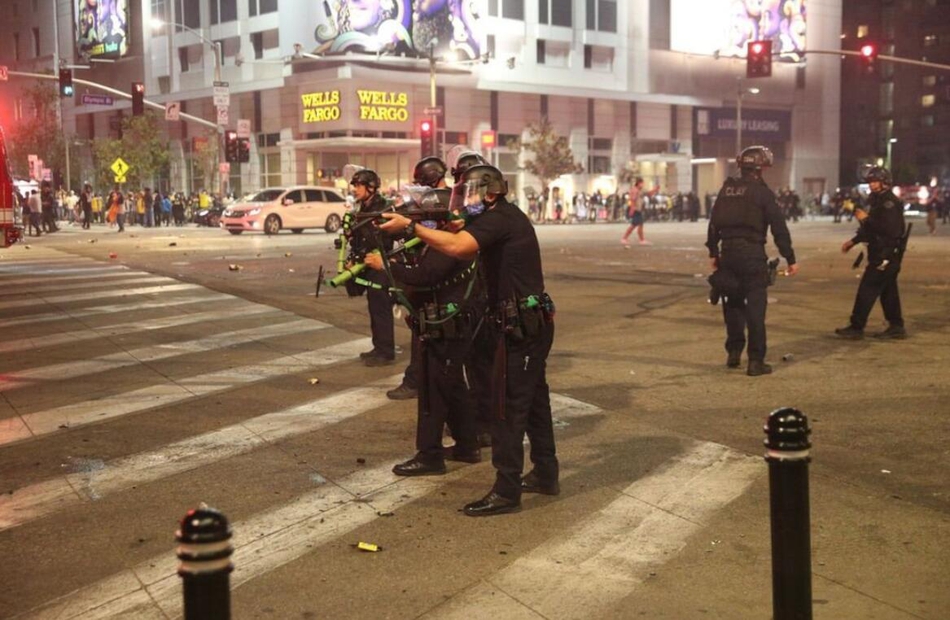 湖人球迷街头庆祝演变成暴力行为！公交车都被烧了！共76人被逮捕