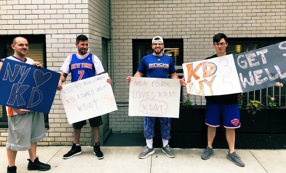 纽约街头出现很多小广告！他们上次这么干就被杜兰特打脸了