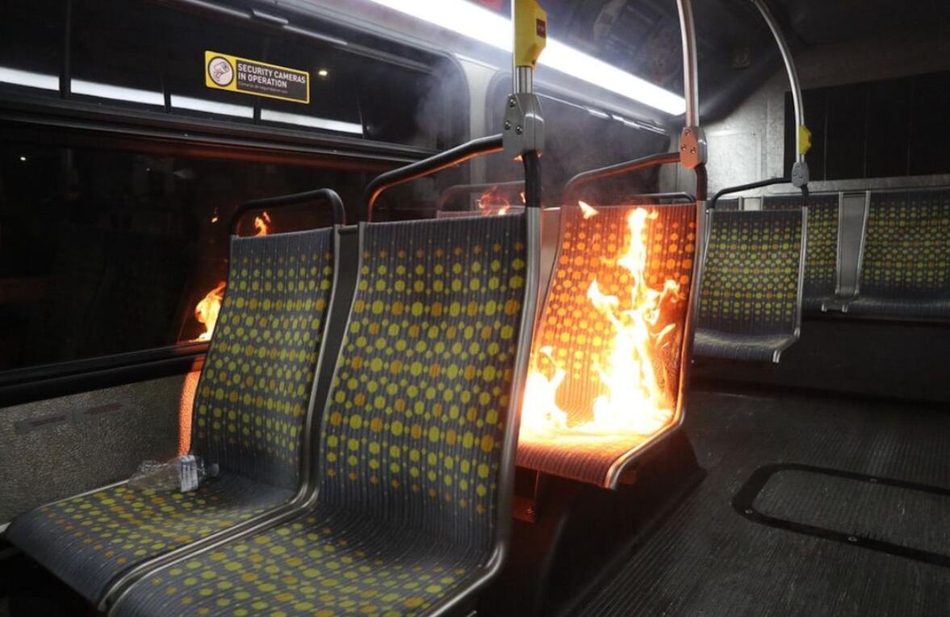 湖人球迷街头庆祝演变成暴力行为！公交车都被烧了！共76人被逮捕