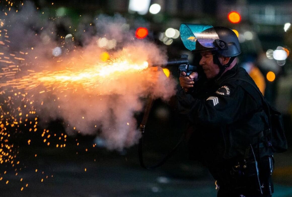 湖人球迷街头庆祝演变成暴力行为！公交车都被烧了！共76人被逮捕