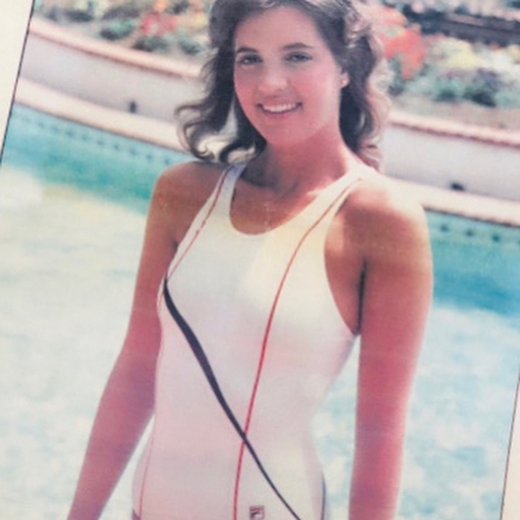 58岁仍是NBA一枝花迷倒库兹马！湖人老板年轻时有多美？