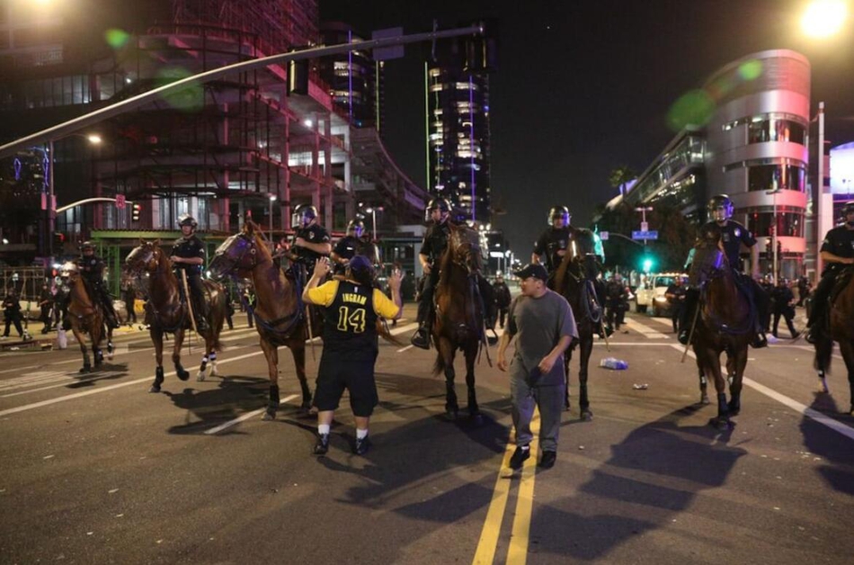 湖人球迷街头庆祝演变成暴力行为！公交车都被烧了！共76人被逮捕