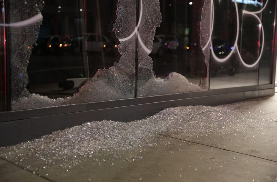 湖人球迷街头庆祝演变成暴力行为！公交车都被烧了！共76人被逮捕