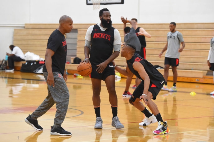 火箭夏威夷开练备战快船！威少对位哈登塔克