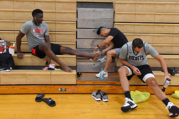 火箭夏威夷开练备战快船！威少对位哈登塔克