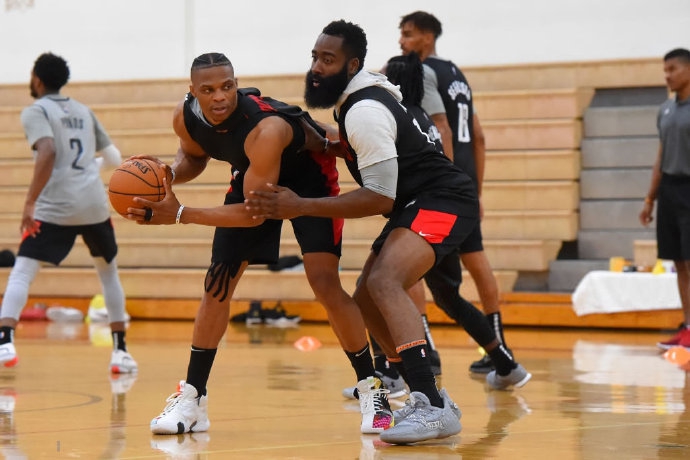 火箭夏威夷开练备战快船！威少对位哈登塔克