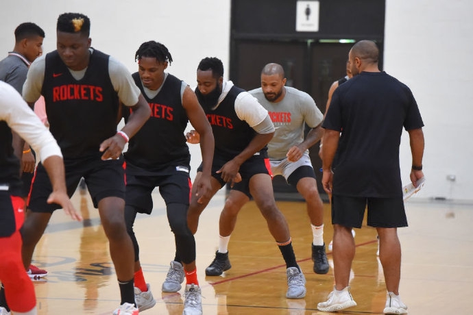 火箭夏威夷开练备战快船！威少对位哈登塔克