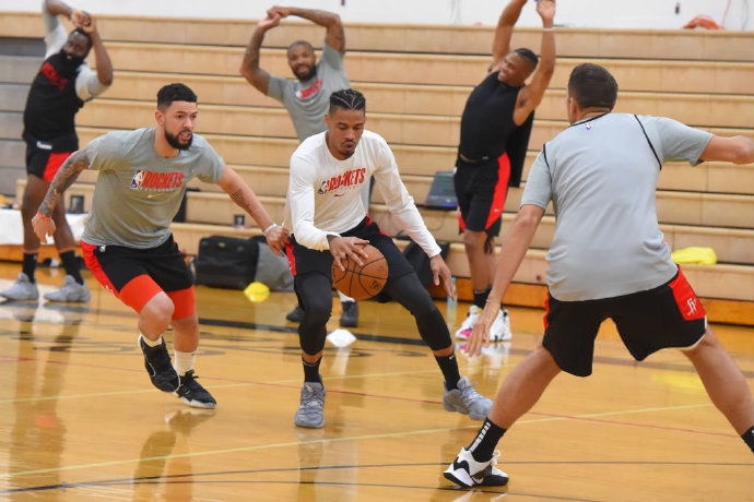 火箭夏威夷开练备战快船！威少对位哈登塔克