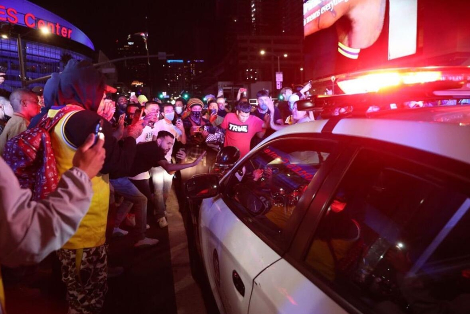 湖人球迷街头庆祝演变成暴力行为！公交车都被烧了！共76人被逮捕