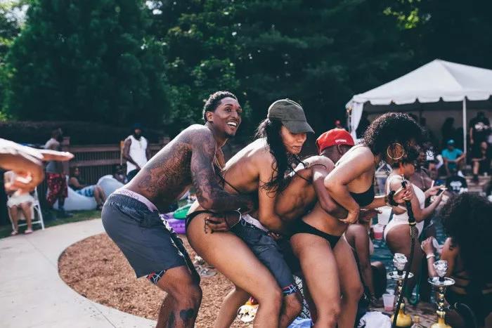 车里和6大网红狂欢！私人派对美女如云！路威让宅男恨疯了