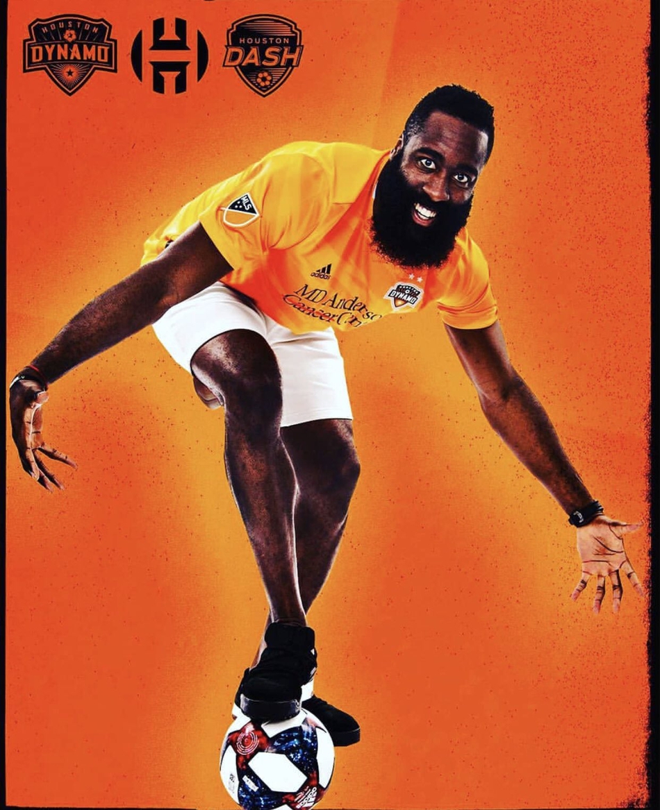 哈登离开阿森纳加盟休斯顿足球队！穿足球衣拍写真 刚入股成老板