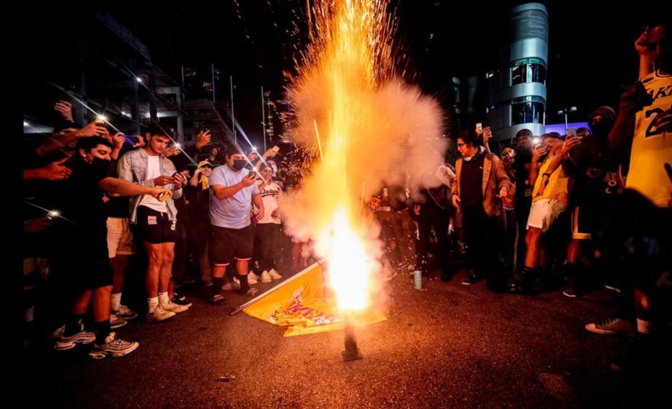 湖人球迷街头庆祝演变成暴力行为！公交车都被烧了！共76人被逮捕