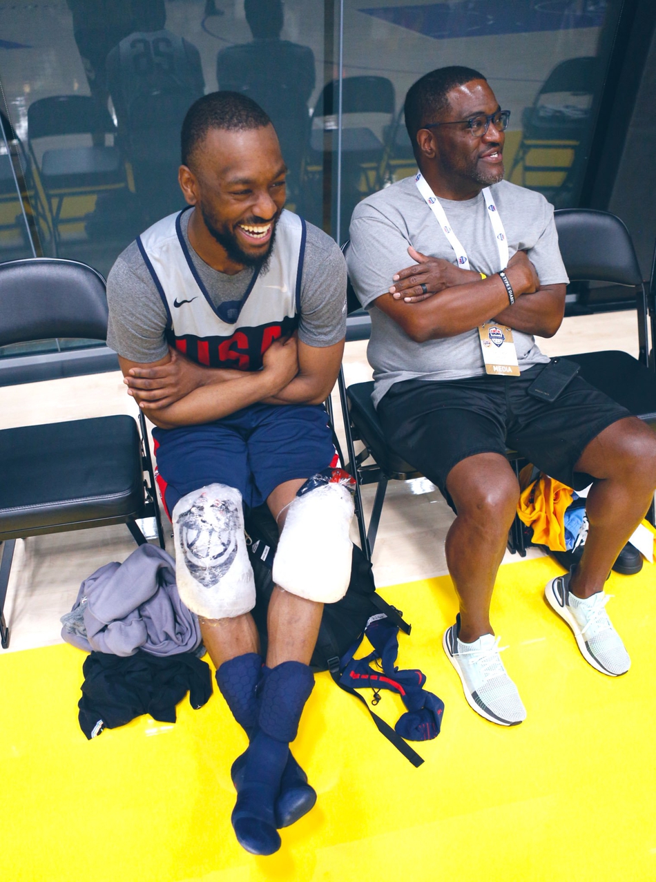 沃克用冰袋敷膝盖