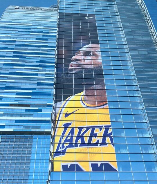 詹姆斯的巨幅竖排广告