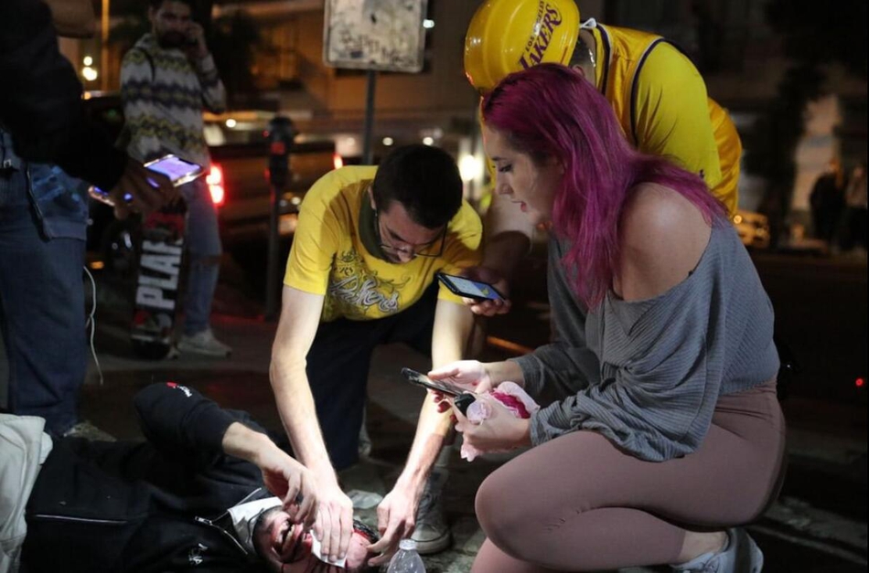 湖人球迷街头庆祝演变成暴力行为！公交车都被烧了！共76人被逮捕