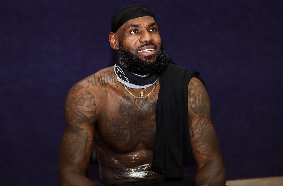 湖人高燃训练酷照放送！老汉詹姆斯大秀完美身材！