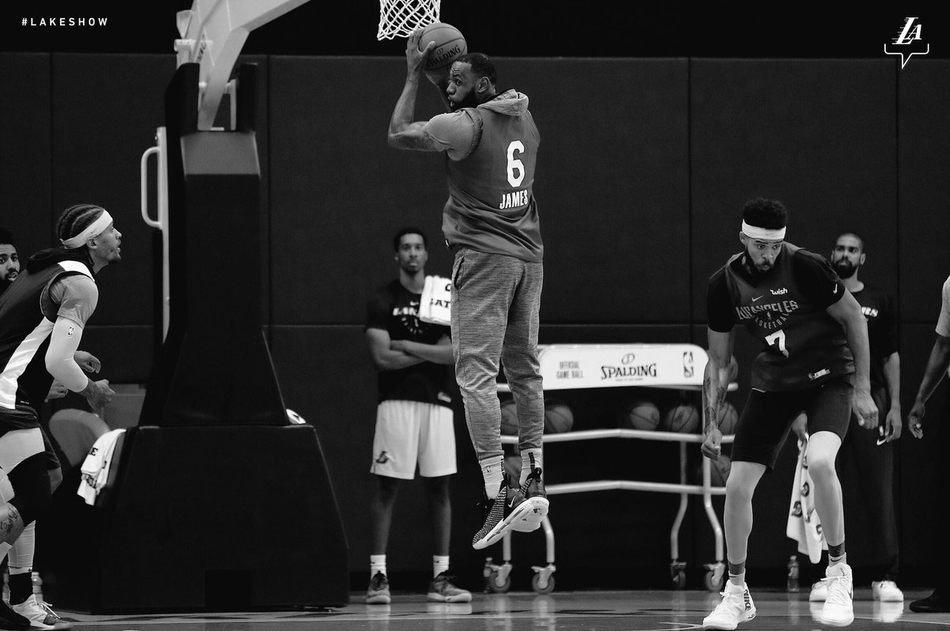 詹姆斯收下篮板