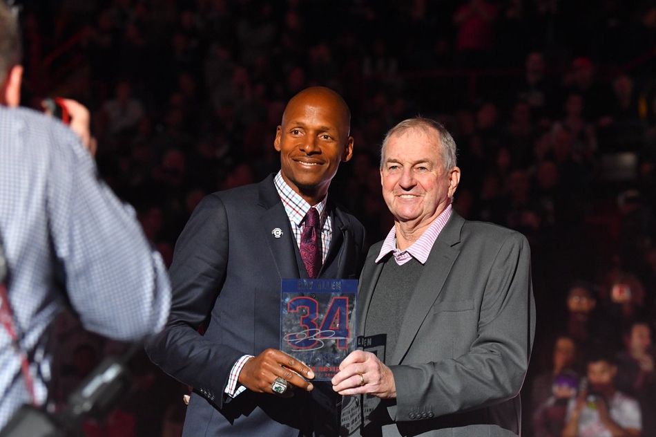 雷-阿伦出席大学球衣退役仪式