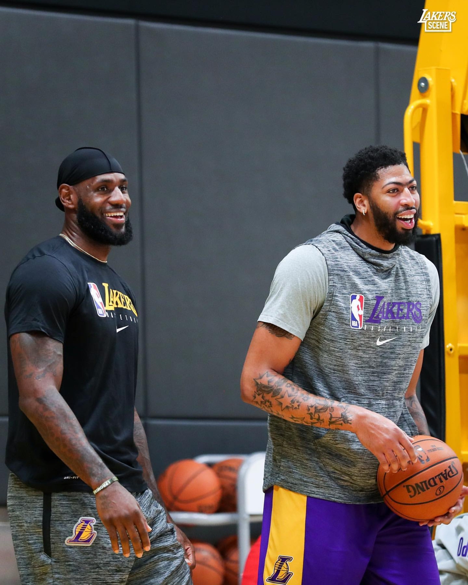 詹姆斯打控卫浓眉哥打中锋！湖人为新赛季关键球试验阵容