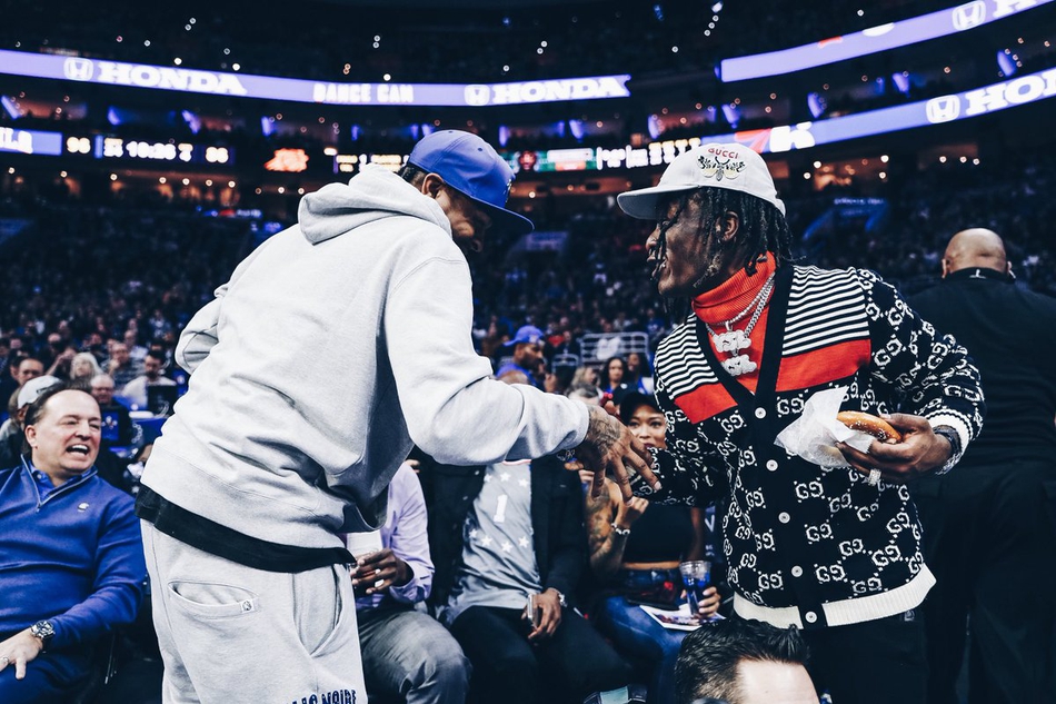 艾弗森现身76人主场观战