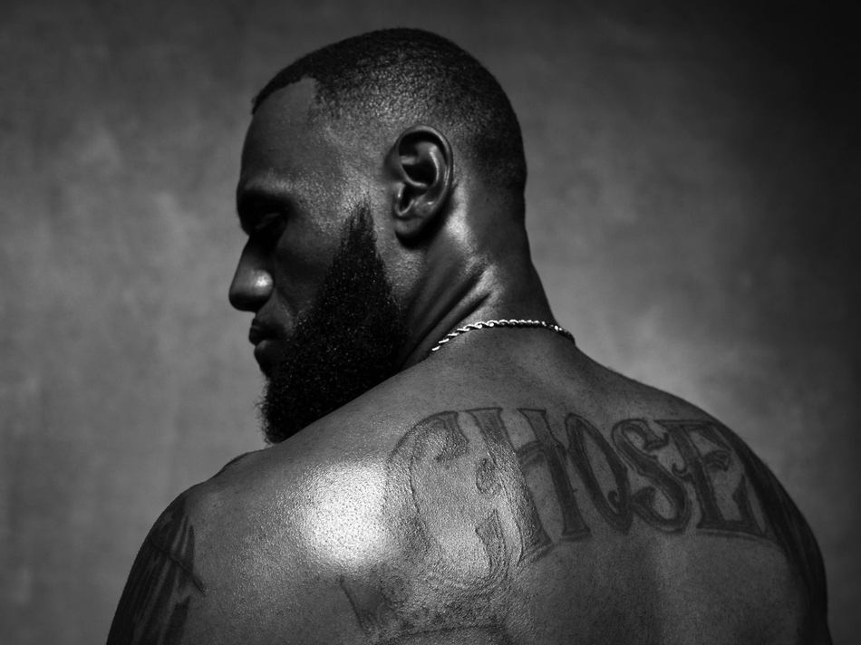 帅炸！詹姆斯黑白写真大片 赤裸上身狂秀肌肉 背部文身太霸气