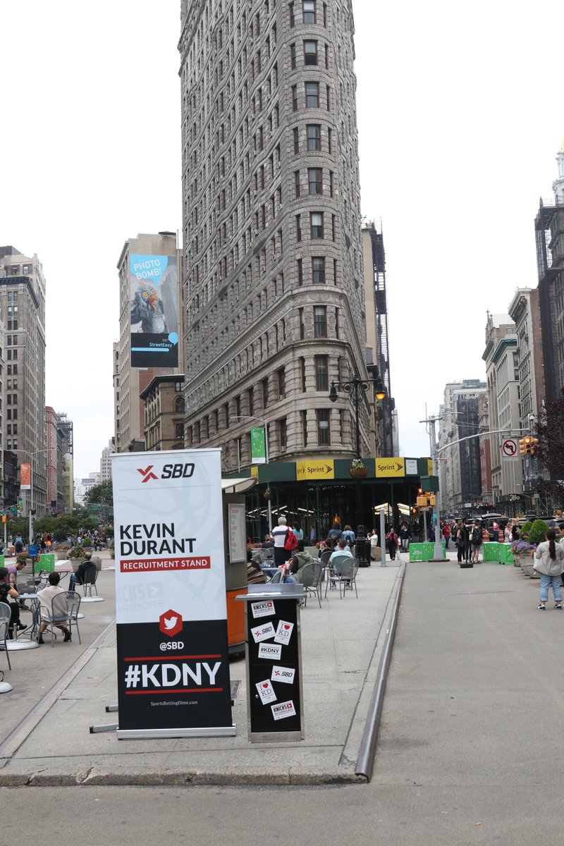 纽约街头出现很多小广告！他们上次这么干就被杜兰特打脸了