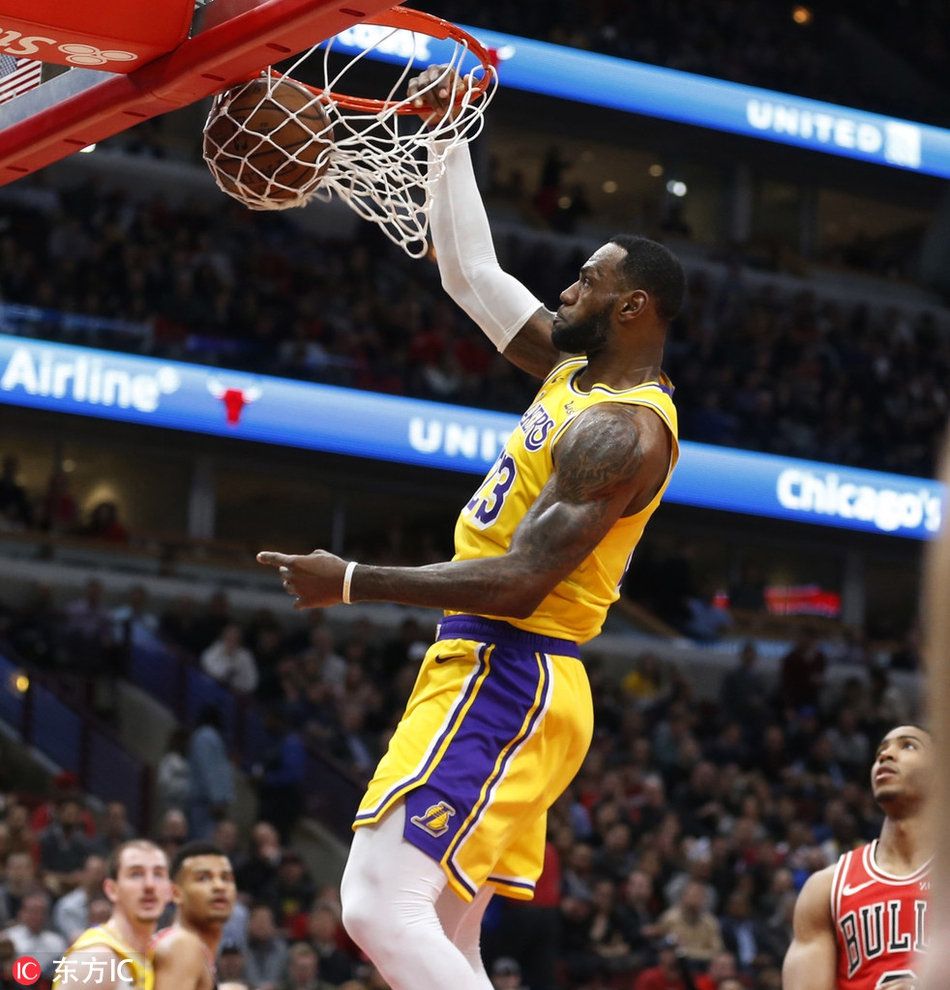詹姆斯扣篮