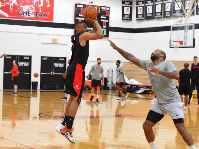 火箭夏威夷开练备战快船！威少对位哈登塔克