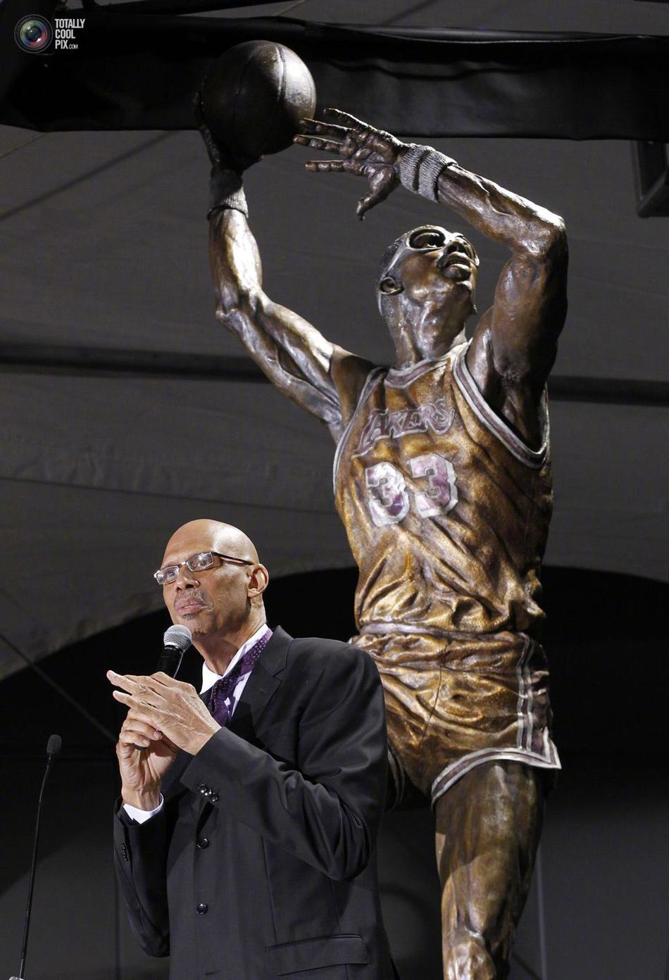 贾巴尔和自己的雕像合影