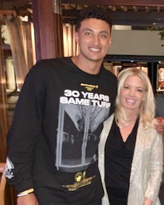 58岁仍是NBA一枝花迷倒库兹马！湖人老板年轻时有多美？