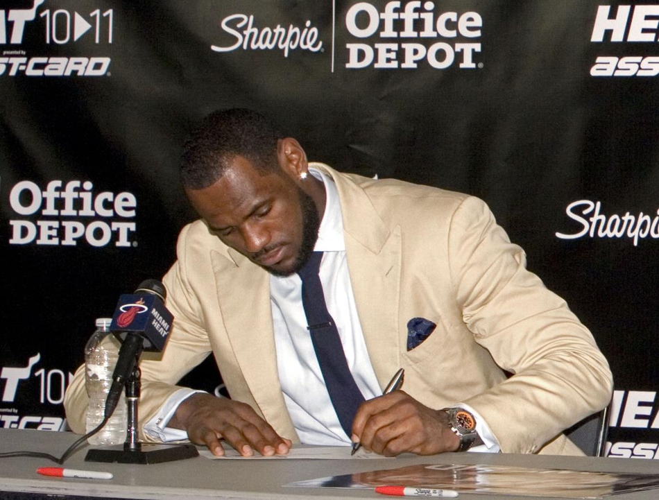 训练师晒老视频：詹姆斯只用左手投篮依旧无解！