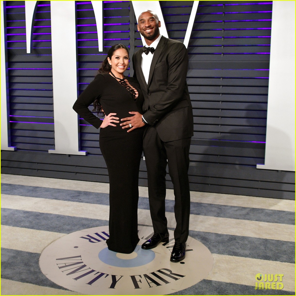 科比悉心照顾妻子孕肚