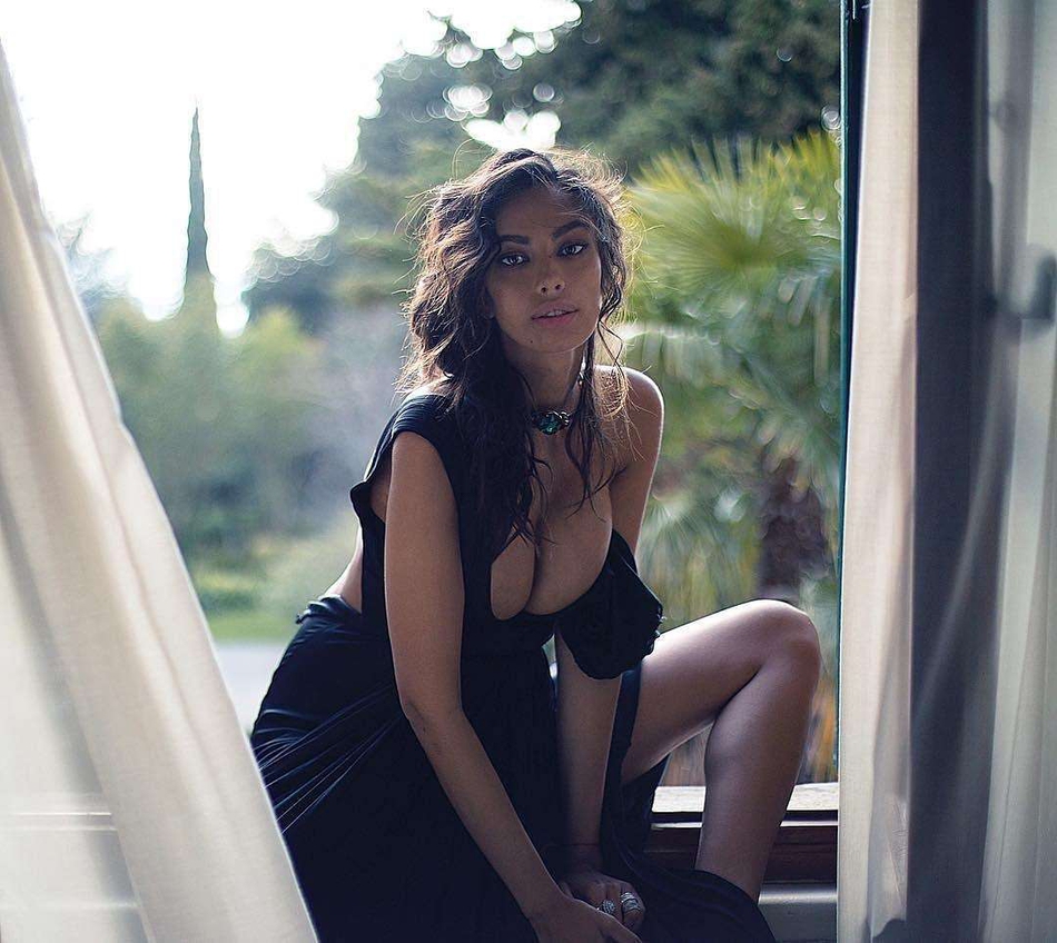 NBA顶级高富帅的唯一女神！裸背海报一战成名 横扫美国内衣模特界