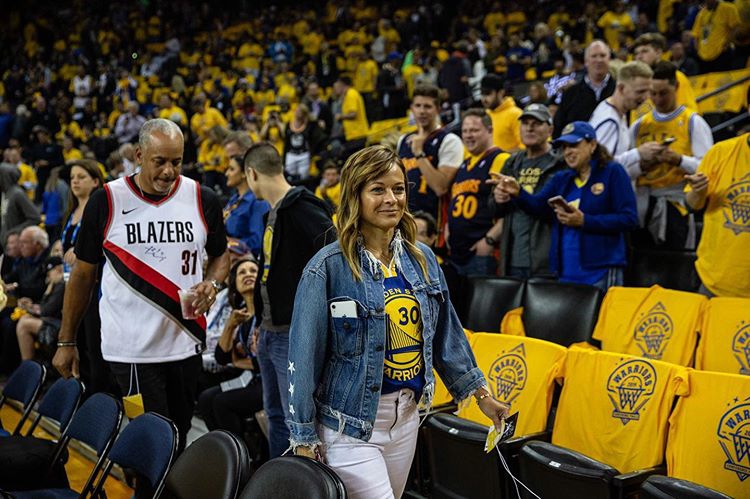 NBA的皇室！库里兄弟晒家族合影 来找找有多少球星