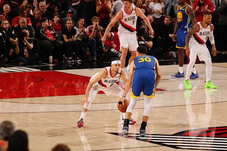 NBA的皇室！库里兄弟晒家族合影 来找找有多少球星