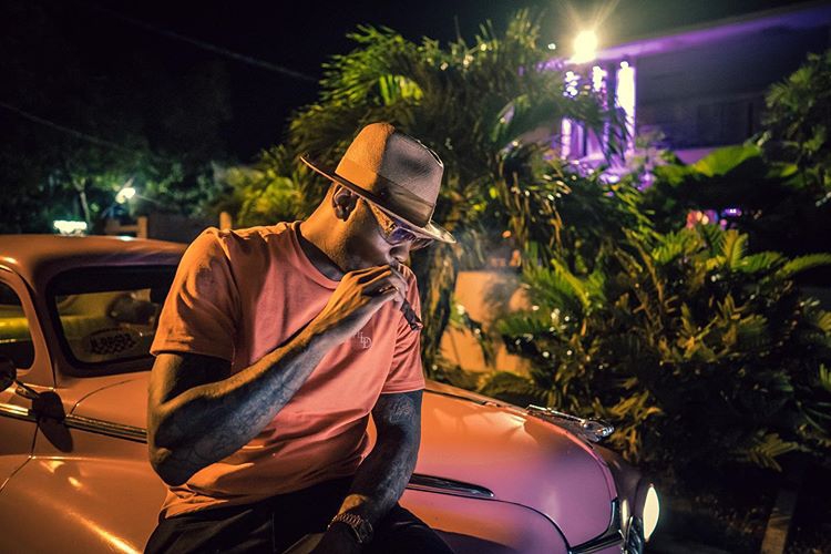 安东尼打不上球很悲惨？他现在的生活能让99%的男人流口水！