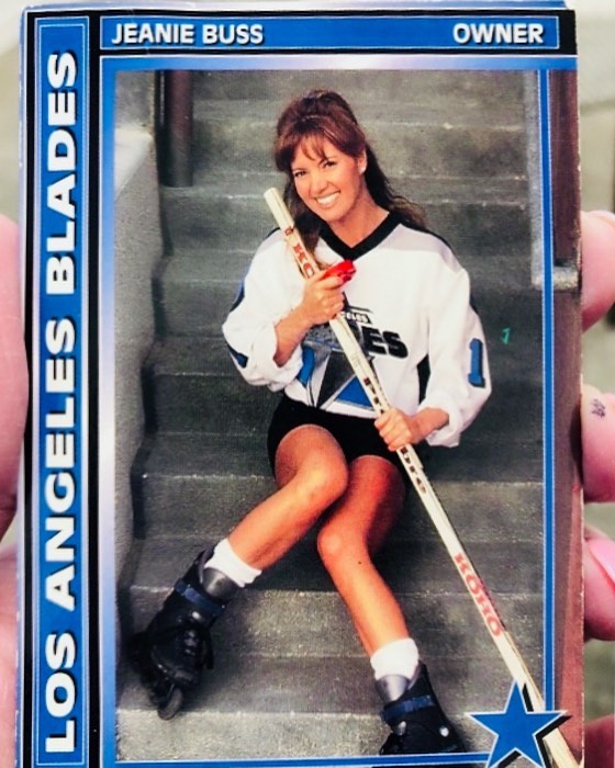 58岁仍是NBA一枝花迷倒库兹马！湖人老板年轻时有多美？