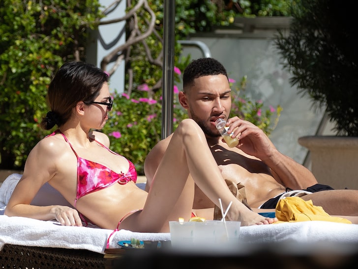 西蒙斯詹娜又黏上了！比赛日穿比基尼躺在一起 昨天刚一起看春晚