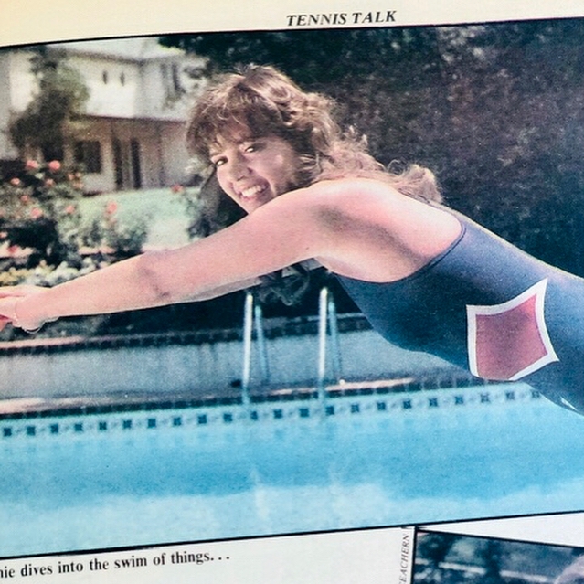 58岁仍是NBA一枝花迷倒库兹马！湖人老板年轻时有多美？