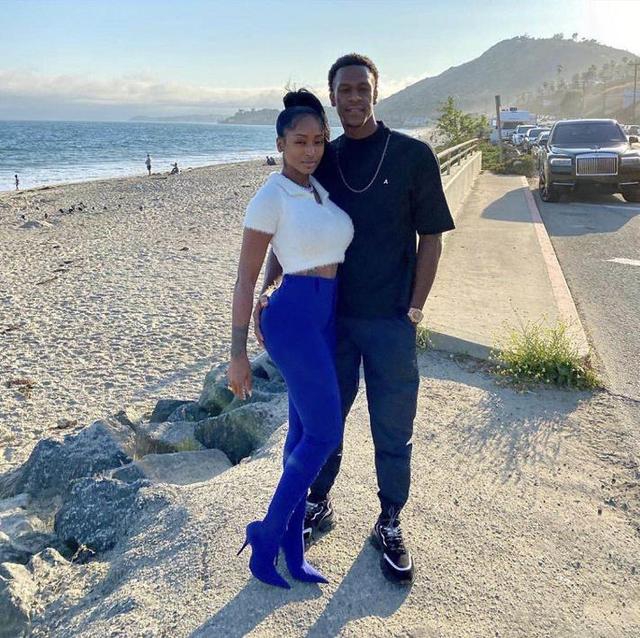 隆多携女友海边度假