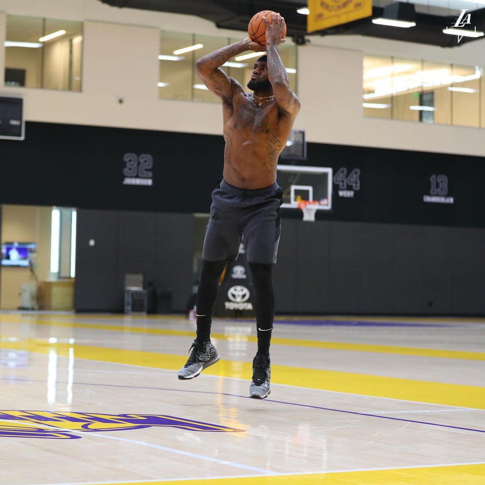 湖人晒詹姆斯今日训练照赤膊上阵对位浓眉哥还送滑翔重扣