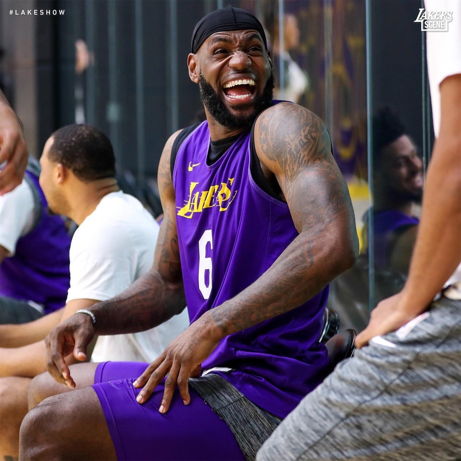 湖人备战揭幕战！詹姆斯笑成表情包 高冷隆多罕见卖萌比剪刀手