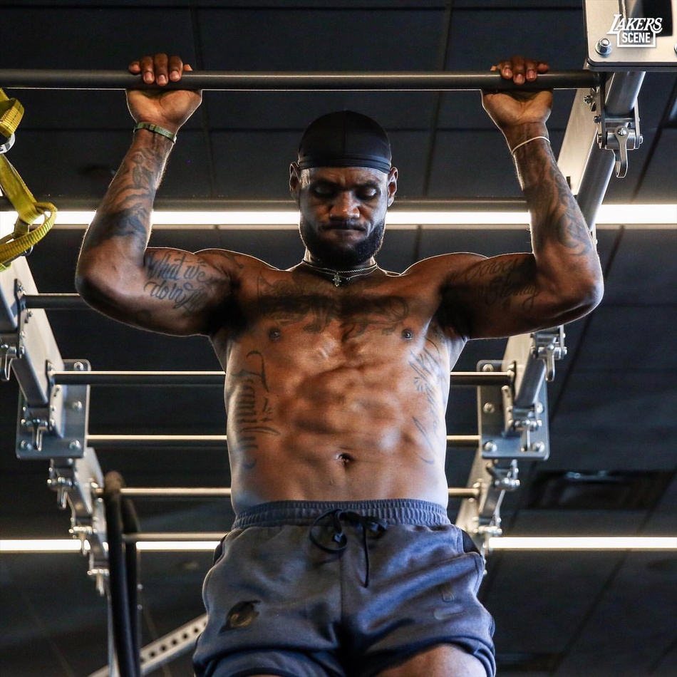 又把上衣脱了！湖人训练詹姆斯半裸出镜疯狂秀肌肉