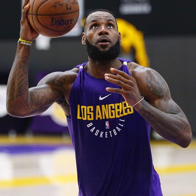 湖人训练詹姆斯赤膊上阵