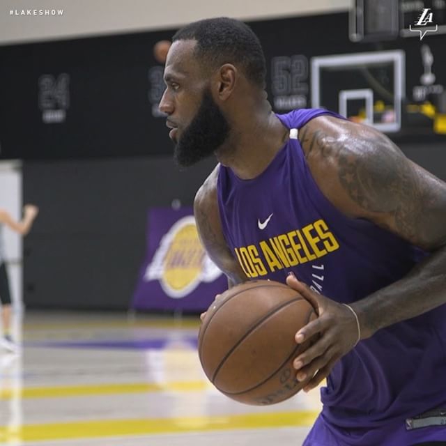 湖人训练詹姆斯赤膊上阵