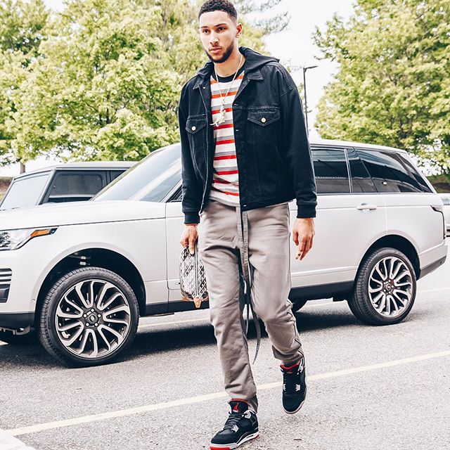 西蒙斯晒完豪车晒飞机!别人的23岁总是多才多亿