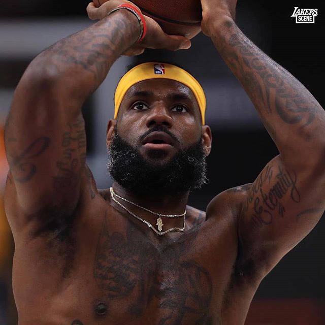 詹姆斯近期训练图集 训练馆里没穿过上衣 戴口罩练投篮