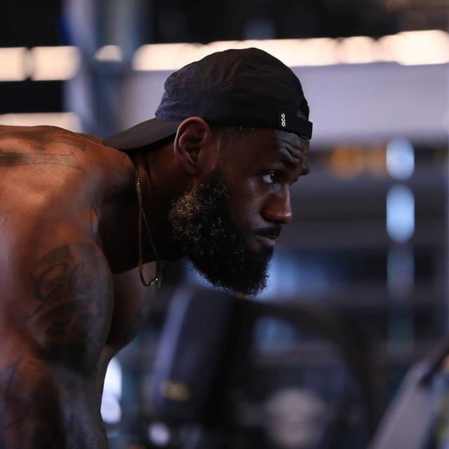 詹姆斯近期训练图集 训练馆里没穿过上衣 戴口罩练投篮