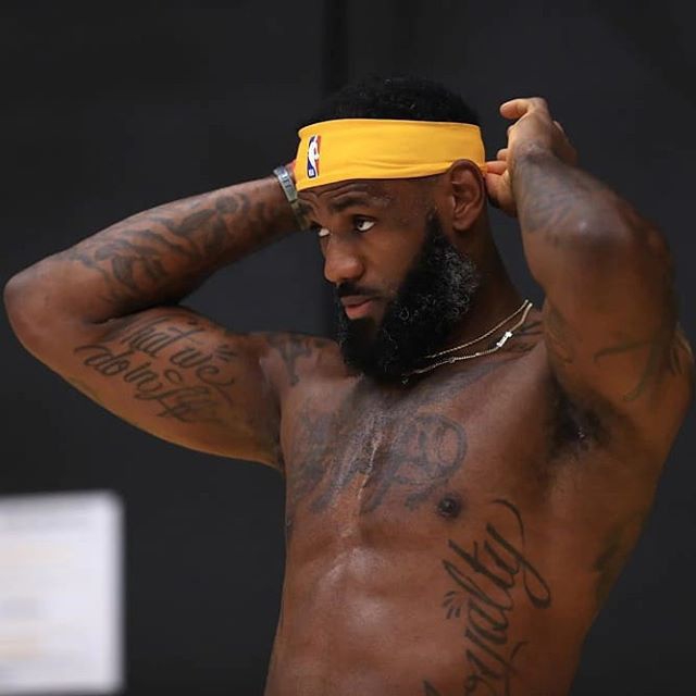 詹姆斯近期训练图集 训练馆里没穿过上衣 戴口罩练投篮